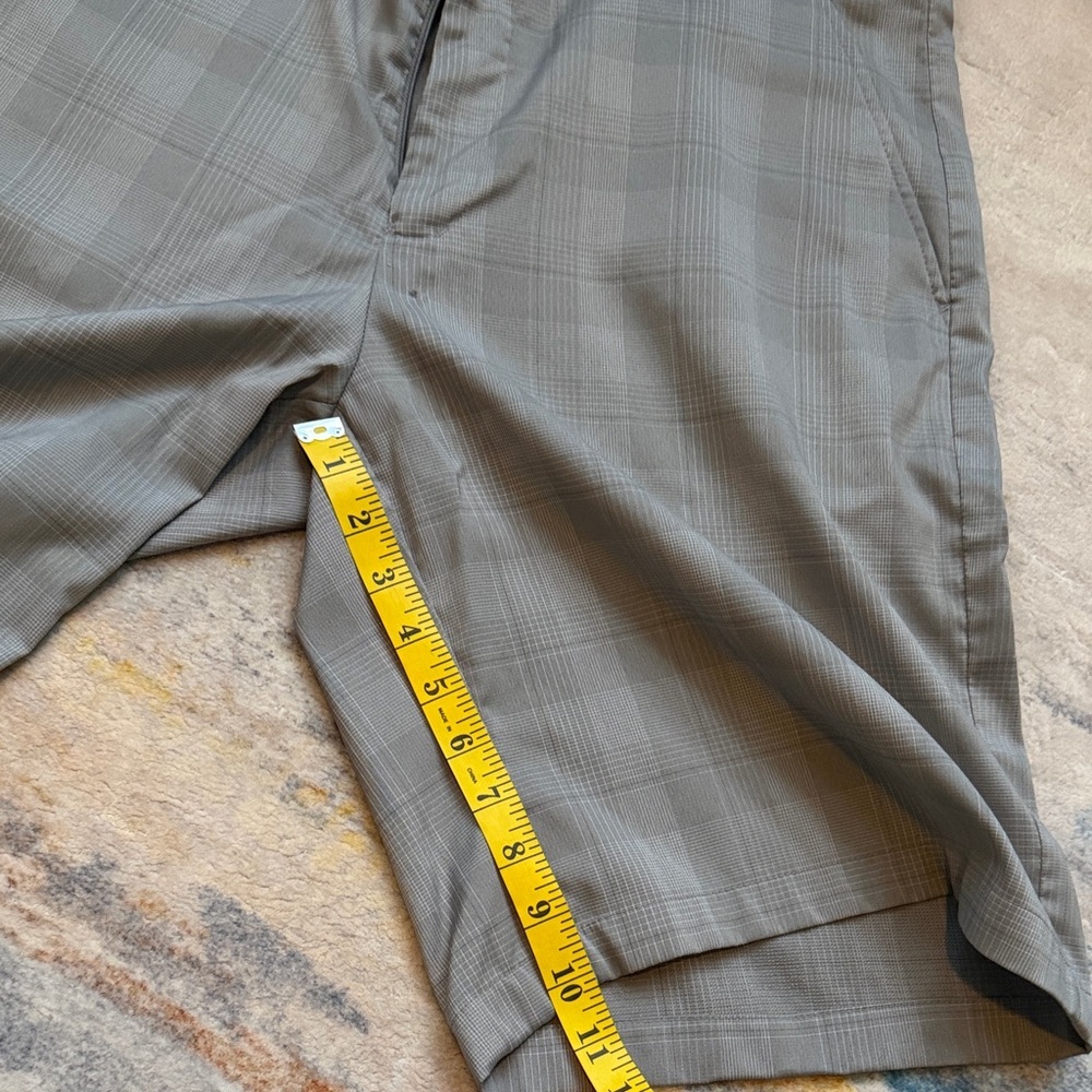 Greg Norman Collection Men's Checkered Gray Shorts - Picture 4 of 5